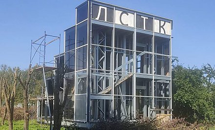 Житель Вертелишек строит жилой мини-небоскреб в стиле «Москва-сити». Журналисты поговорили с владельцем и узнали историю создания необычного здания