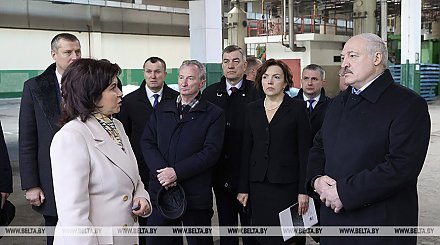 Лукашенко посещает кожевенный завод в Гатово