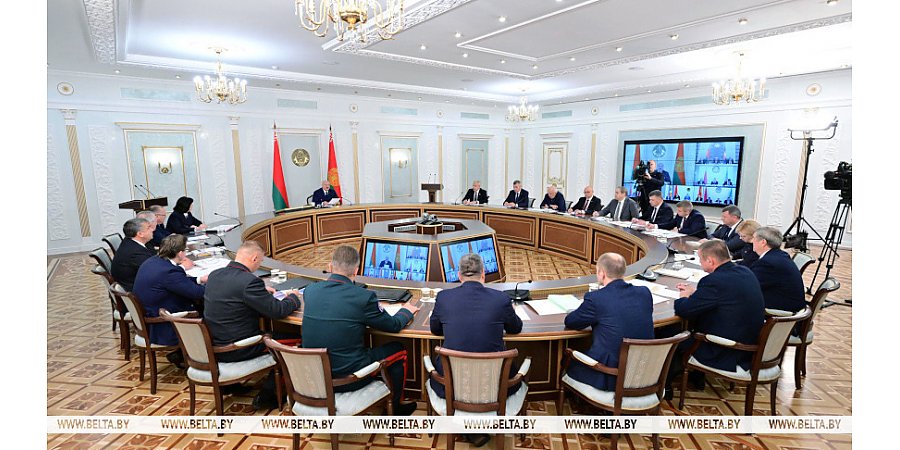 "Мужики, в бой!" Александр Лукашенко требует по-военному решать задачи в ходе нынешней уборочной кампании