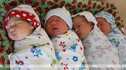 Как государство поддерживает семьи при рождении двоих и более детей, рассказали в Минтруда