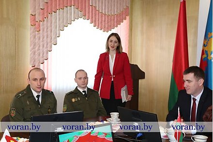 Открытый диалог, приуроченный 25-летию Конституции Республики Беларусь, прошел в Вороновском райисполкоме