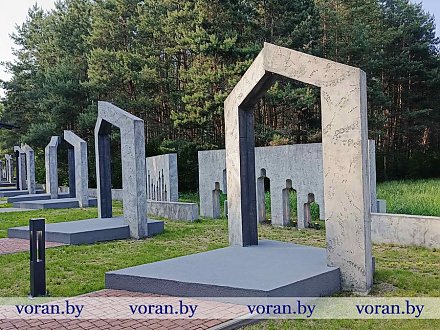 Беларусь помнит. Помним каждого. Участники форума посетили мемориальный комплекс "Ола" и возложили цветы