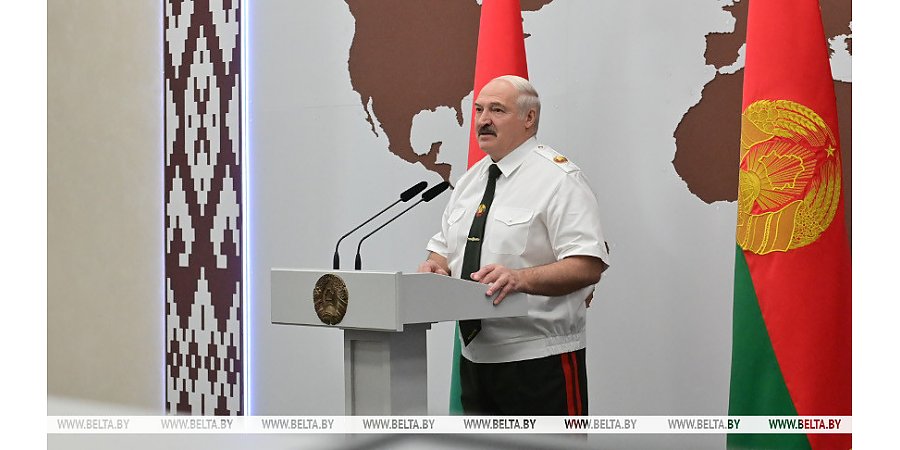 "Вы не дрогнули в минуту опасности" - Александр Лукашенко вручил госнаграды представителям силовых ведомств