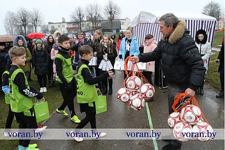 «Bonfesto — детям». В Вороново торжественно открылась новая мини-футбольная площадка с искусственным покрытием.