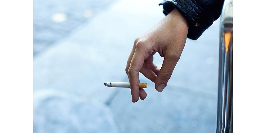 Чем опасно обычное и пассивное курение: пояснила врач