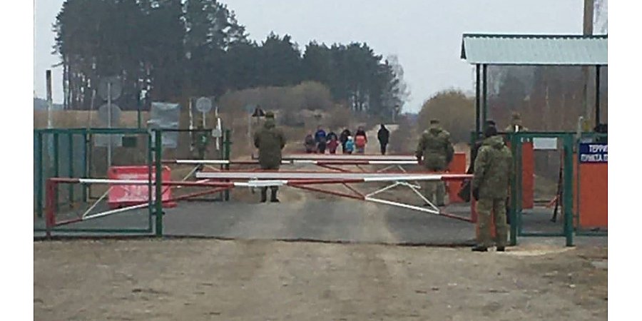 Беларусь открыта для граждан Украины: в пункте пропуска проходят оформление взрослые и дети