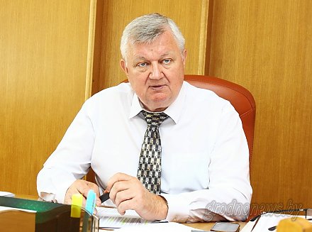 Субботнюю прямую линию с жителями области провел первый заместитель председателя облисполкома Иван Жук
