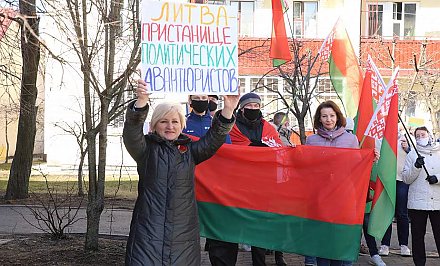 "Нет иностранному вмешательству". Гродненцы собрались на пикеты у дипмиссий Польши и Литвы