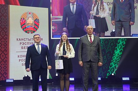 Накануне Дня Конституции в Гродненской областной филармонии в рамках всебелорусской акции «Мы — граждане Беларуси» чествовали лучших учащихся региона