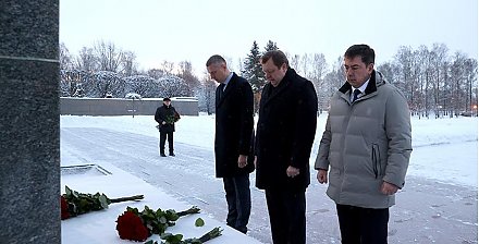 Священное место мужества и скорби. Белорусская делегация на Пискаревском кладбище почтила память жертв блокады Ленинграда