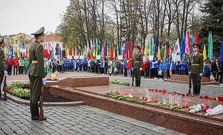 Участники республиканского марафона «Вместе – за сильную и процветающую Беларусь!» возложили цветы к братской могиле советских воинов и партизан в парке Жилибера