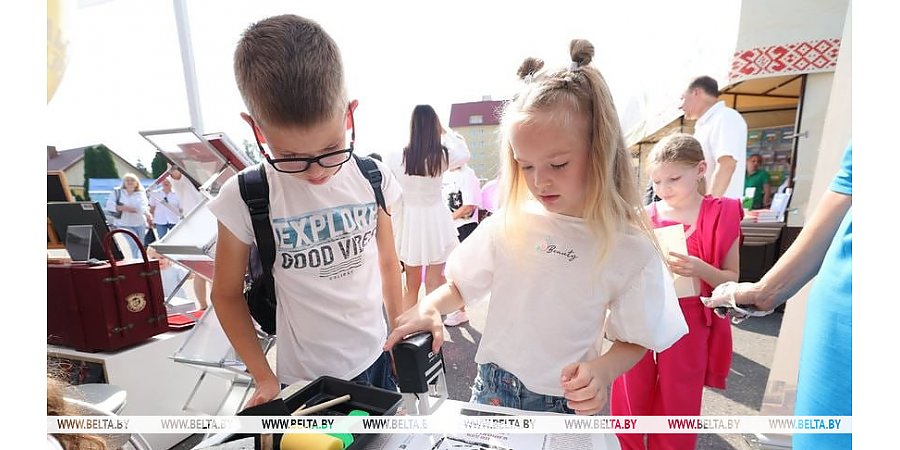 Добрые книги, кофе из желудей, автографы звезд. Чем запомнился День письменности в Лиде