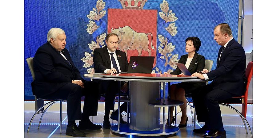 Председатель облисполкома Владимир Караник провел стрим на тему вакцинации от COVID-19. Какие вопросы прозвучали в студии? (+видео)