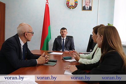 Сенатор Дмитрий Захарчук провел прием граждан в Вороновском районе