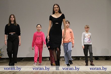 Дефиле с Мисс Беларусь, яркий мейкап, подборка позировок от профессионала, урок от стилиста… Чем еще запомнится ребятам День открытых дверей Национальной школы красоты в Вороново?