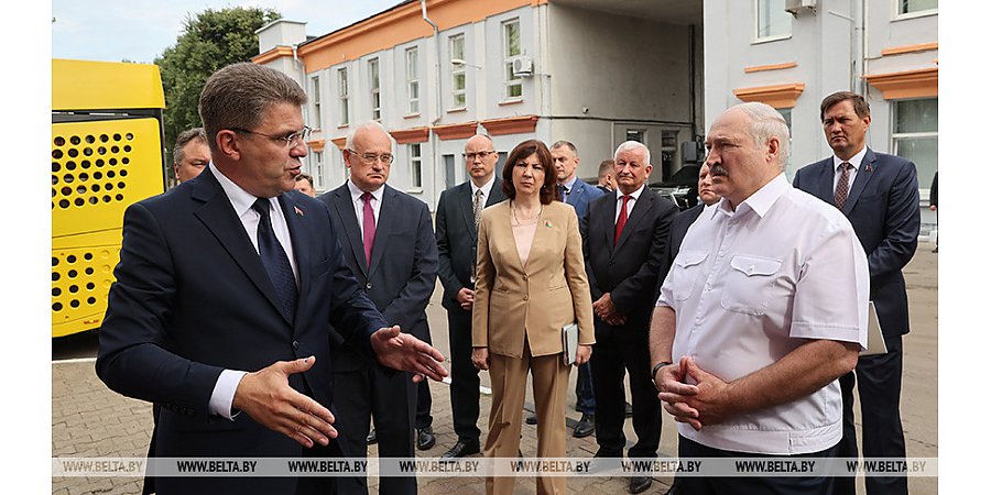 Александр Лукашенко изучает ситуацию с крупными минскими долгостроями и посещает мотовелозавод