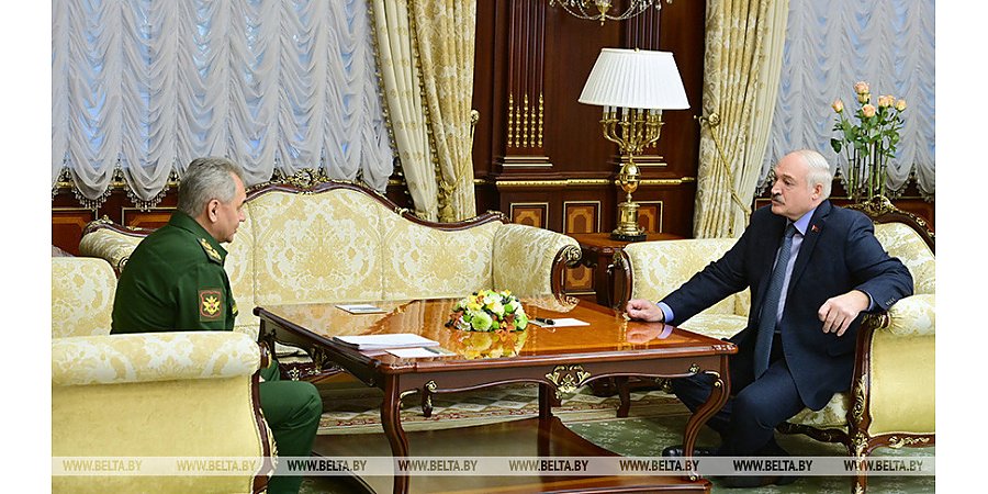 Российский "зонтик", новая страница в IT, первая леди и свечка с земляками. Итоги предпасхальной недели Президента