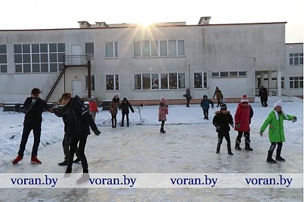 Возле каждой школы в Вороновском районе залиты катки