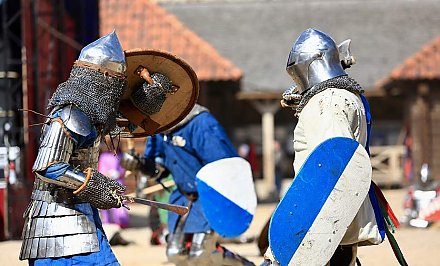 Шотландская пехота, массовые бои и девушки на ристалище: рыцарский турнир «Меч Лидского замка» проходит в Лиде