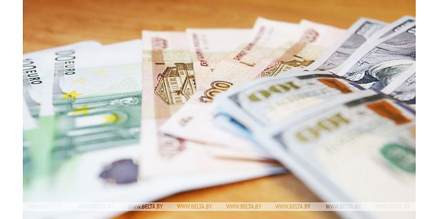 Белорусский рубль на торгах 23 февраля ослаб к трем основным валютам