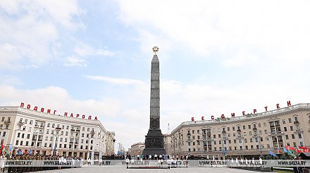 ФОТОФАКТ: Торжественная церемония возложения цветов и венков к монументу Победы