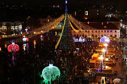 Сотни Дедов Морозов, «волшебные» хаски и тысячи огней. В Гродно прошел новогодний парад! (+Видео)