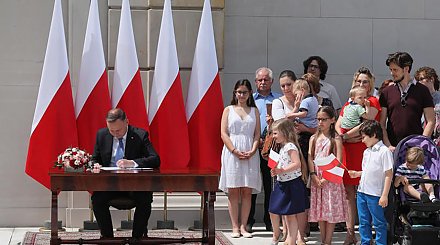 В Польше запрет усыновления детей однополыми парами хотят закрепить в Конституции