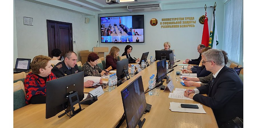 Равные права и возможности. Гендерную политику в Беларуси обсудили в Минтруда