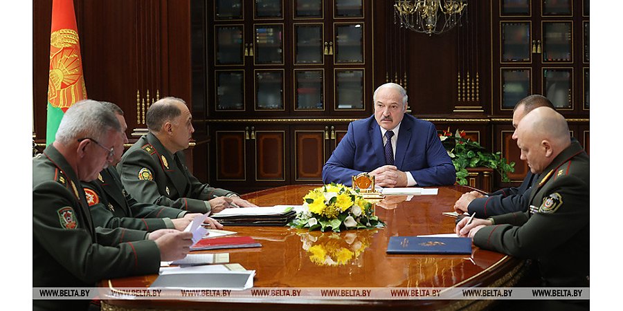 Александр Лукашенко поручил силовикам закрыть каждый метр границы