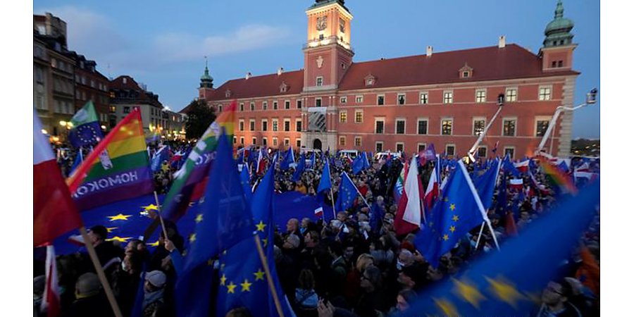 Тысячи поляков вышли на протесты против решения суда о независимости судебной системы Польши от ЕС