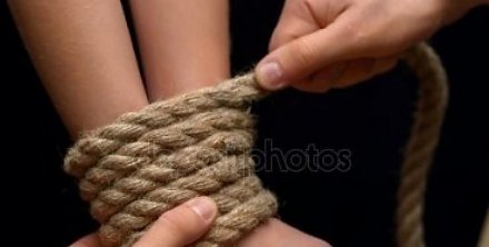 В Вороновском районе мужчина за долги вывез соседа в лес и привязал к дереву