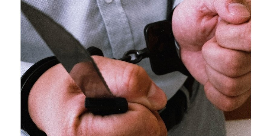 Хотел вернуть свои деньги с помощью угроз и ножа: возбуждено уголовное дело