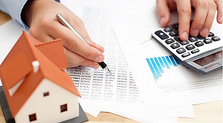 Первые безналичные жилищные субсидии в ноябре получат пенсионеры и инвалиды