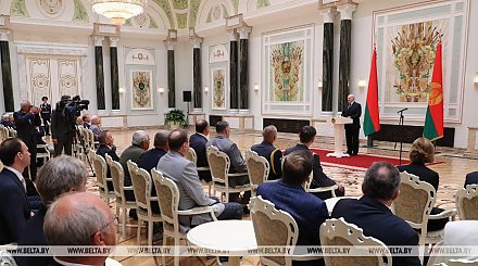 "Глядя на вас, испытываю гордость и самую глубокую признательность" - Лукашенко вручает госнаграды