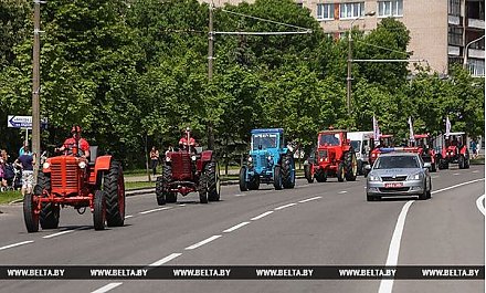 МТЗ празднует 70-летие шествием тракторов и гуляньями