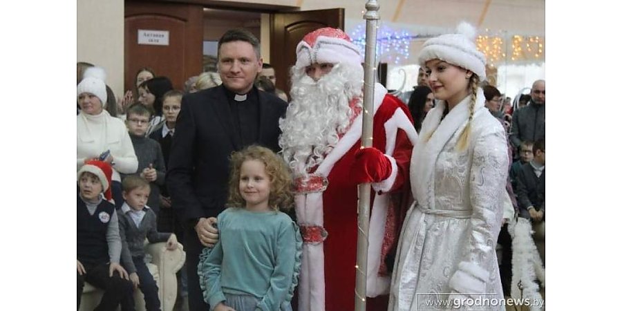 Маленьким жителя Гродненщины вручили новогодние подарки в рамках благотворительной кампании «Ёлка желаний»