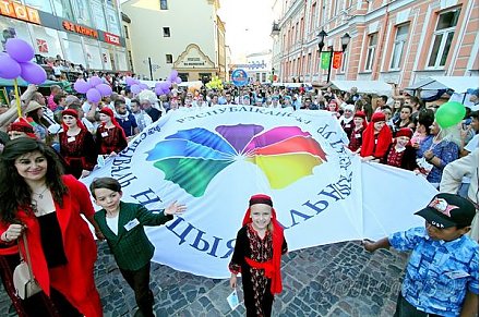 Красочное фестивальное шествие на Августовском канале