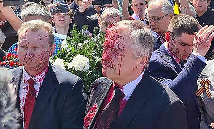 На посла России в Польше напали при возложении цветов на кладбище советских солдат