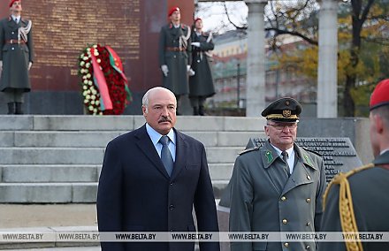 Александр Лукашенко начал визит в Австрию с возложения венка к памятнику советским воинам-освободителям