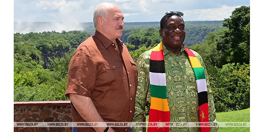 В последний день визита в Зимбабве Александр Лукашенко вместе с Эммерсоном Мнангагвой посетили водопад Виктория