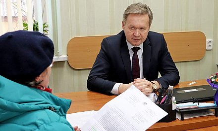 Председатель Гродненского областного Совета депутатов Игорь Жук провел прием граждан в Берестовице