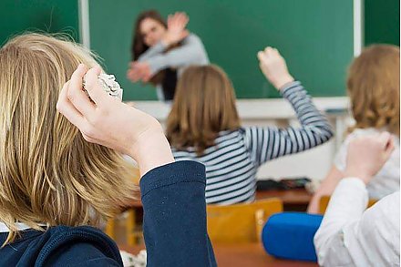 Нужно ли вводить в школах оценки за поведение? Рассуждают наши журналисты