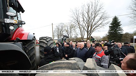 Александр Лукашенко в Праздник труда ознакомился с "космическим кораблем" в отечественном тракторостроении