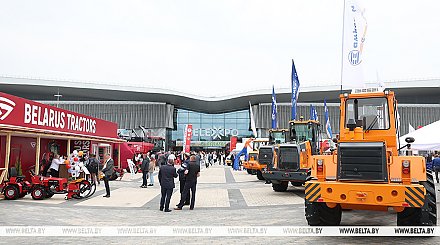 Легенды полей и горячие новинки. Какие достижения белорусского машиностроения представлены на "Белагро"