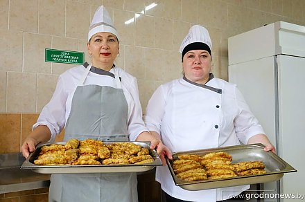 Обед для комбайнеров: сытно и по-домашнему. Профсоюз проверил, как готовят еду для аграриев Вороновщины