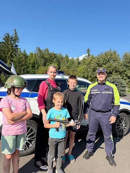 Сотрудники Вороновского РОВД совместно с Вороновским отделом Департамента охраны МВД в ГУ «Оздоровительный лагерь Ромашка» провели профилактические мероприятия