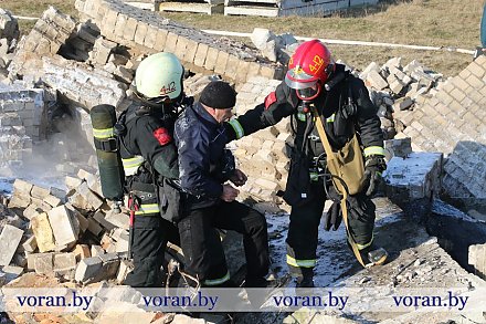 Второй день учений в Вороновском районе. Вводная: на здание упал вертолет