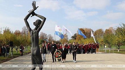 Невозможно остаться равнодушным: участники автопоезда посетили мемориал в Красном Береге