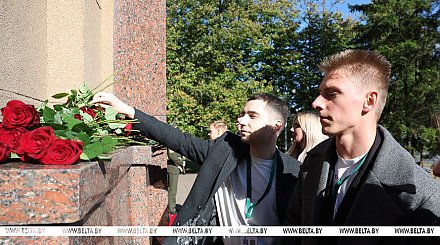 Участники II Форума блогеров Беларуси "БлогБай. Сила в правде!" возложили цветы к обелиску "Братская могила"