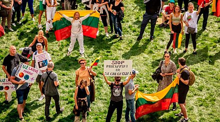 Полиция ночью разогнала протестующих у здания парламента Литвы